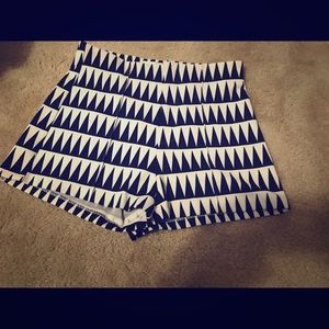 White / Black Shorts Size:M